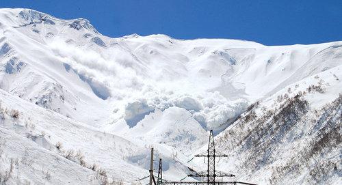 Сход лавины. Фото Sputnik / Vladimir Ivanov
 https://ru.sputnik.az/incidents/20171230/413439731/alpinisty-azerbajdzhan-anama-shahdag-poiski-mchs.html