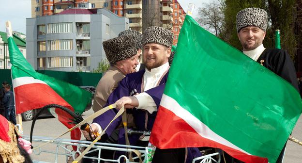 Рамзан Кадыров (слева) в национальном костюме. Фото: REUTERS/S.Dal 
