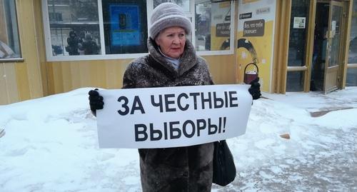 Участница пикета в Волгограде держит плакат с требованием честных выборов. 10 марта 2018 года. Фото Татьяны Филимоновой для "Кавказского узла". Участница пикета в Волгограде держит плакат с требованием честных выборов. 10 марта 2018 года. Фото Татьяны Филимоновой для "Кавказского узла".