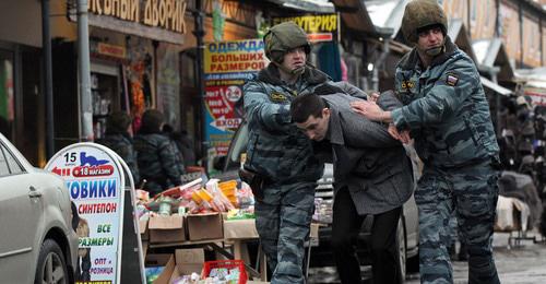 Сотрудники полиции во время задержания. Фото REUTERS/Stringer/Russia
