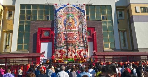 Праздничный молебен Ритуал омовения и освящения большой танки Будды Шакьямуни, вывешенной на фасаде хурула. 29 мая 2018 год. Фото Бадмы Бюрчиева для "Кавказского узла".