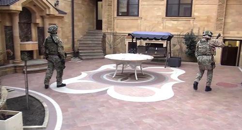 Во дворе дома одного из задержанных членов правительства Дагестана. Кадр видео СКР: www.youtube.com/watch?time_continue=58&v=8_SZ_0qeI10 Во дворе дома одного из задержанных членов правительства Дагестана. Кадр видео СКР: www.youtube.com/watch?time_continue=58&v=8_SZ_0qeI10