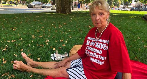Дольщица жилого комплекса "Рич Хаус" у здания администрации Краснодарского края. Краснодар, 6 августа 2018 года. Фото Анны Грицевич для "Кавказского узла" Дольщица жилого комплекса "Рич Хаус" у здания администрации Краснодарского края. Краснодар, 6 августа 2018 года. Фото Анны Грицевич для "Кавказского узла"