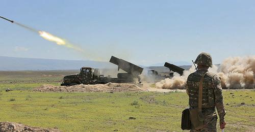 Военные учения армянской армии. Фото © Photo: official site of the MoD of RA
https://ru.armeniasputnik.am/society/20180706/13074954/artillerijskie-ucheniya-s-primeneniem-sistemy-grad-proshli-v-armenia.html