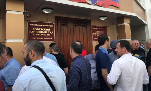 Люди перед зданием Советского райсуда Махачкалы, где рассматривается вопрос об аресте Магомедрасула Омарова. 9 сентября 2018 года. Фото Патимат Махмудовой для "Кавказского узла" Люди перед зданием Советского райсуда Махачкалы, где рассматривается вопрос об аресте Магомедрасула Омарова. 9 сентября 2018 года. Фото Патимат Махмудовой для "Кавказского узла"