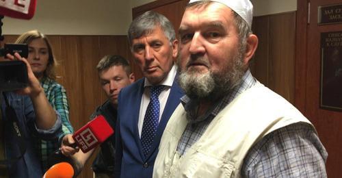 Махмуд Велитов (справа). Кадр из видео пользователя 
БИЗНЕС Online
https://www.youtube.com/watch?v=xQC_tbPJ0Vg