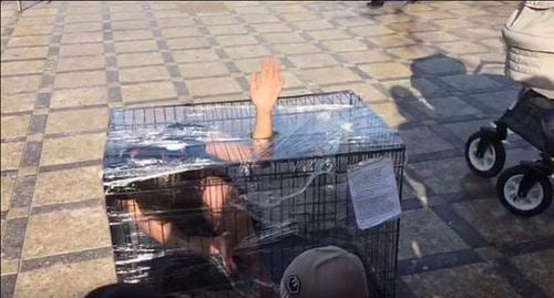 Участница акции "Груз 300" в Махачкале. 9 октября 2018 г. Кадр из видео пользователя 
"Новое дело"
https://www.youtube.com/watch?v=FWfWf_aCCXk