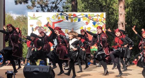 Детский ансамбль на праздновании Костаоба. Фото Беслана Кмузова для "Кавказского узла" Детский ансамбль на праздновании Костаоба. Фото Беслана Кмузова для "Кавказского узла"