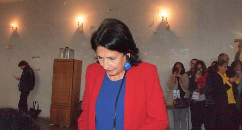 Саломе Зурабишвили - один из кандидатов в президенты на избирательном участке номер 4 по ул. Котэ Апхази. Фото Беслана Кмузова для "Квказского узла" Саломе Зурабишвили - один из кандидатов в президенты на избирательном участке номер 4 по ул. Котэ Апхази. Фото Беслана Кмузова для "Квказского узла"