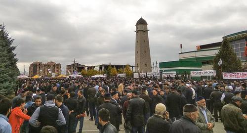 Жители Ингушетии в центре Магаса перед пятничной молитвой, октябрь 2018. Фото Умара Йовлоя для "Кавказского узла" Жители Ингушетии в центре Магаса перед пятничной молитвой, октябрь 2018. Фото Умара Йовлоя для "Кавказского узла"