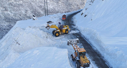 Расчистка дороги на участке Транскавказской магистрали. Фото: http://region15.ru/dorozhniki-pristupili-k-likvidatsii-posledstvij-shoda-lavin-na-transkame/ Расчистка дороги на участке Транскавказской магистрали. Фото: http://region15.ru/dorozhniki-pristupili-k-likvidatsii-posledstvij-shoda-lavin-na-transkame/