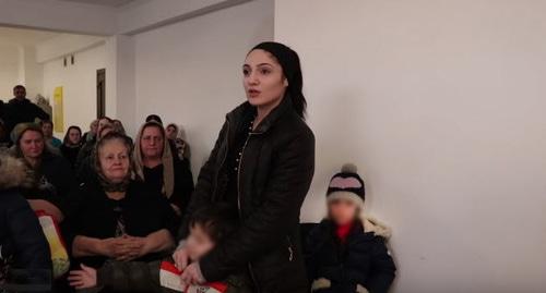 Макка Хамхоева (справа) во время обращения к Рамзану Кадырову. Кадр видео пользователя Совет тейпов ингушского народа https://www.youtube.com/watch?v=29fSbrM1SPE
Макка Хамхоева (справа) во время обращения к Рамзану Кадырову. Кадр видео пользователя Совет тейпов ингушского народа https://www.youtube.com/watch?v=29fSbrM1SPE