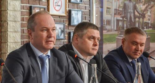Денис Станиславов (в центре). Фото: Пресс-служба администрации города Ростова-на-Дону http://www.rostov-gorod.info/press_center/news/22/45271/ Денис Станиславов (в центре). Фото: Пресс-служба администрации города Ростова-на-Дону http://www.rostov-gorod.info/press_center/news/22/45271/