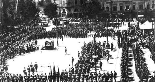 11-я Красная Армия проводит военный парад в Тбилиси, 25 февраля 1921 г. Фото: Общественное достояние https://ru.wikipedia.org/