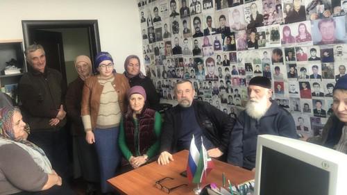 Встреча родных пропавших без вести с представителем СПЧ Александром Мукомоловым в Грозном, март 2019 года. Фото с сайта СПЧ: http://president-sovet.ru/presscenter/news/read/5345/ Встреча родных пропавших без вести с представителем СПЧ Александром Мукомоловым в Грозном, март 2019 года. Фото с сайта СПЧ: http://president-sovet.ru/presscenter/news/read/5345/