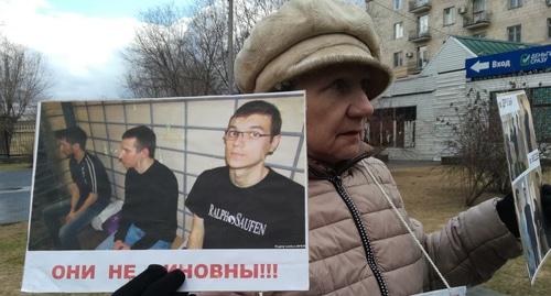 Наталья Дорожнова на пикете в защиту жителей Волгограда, обвиненных в причастности к "Артподготовке"*. Фото Татьяны Филимоновой для "Кавказского узла". Наталья Дорожнова на пикете в защиту жителей Волгограда, обвиненных в причастности к "Артподготовке"*. Фото Татьяны Филимоновой для "Кавказского узла".