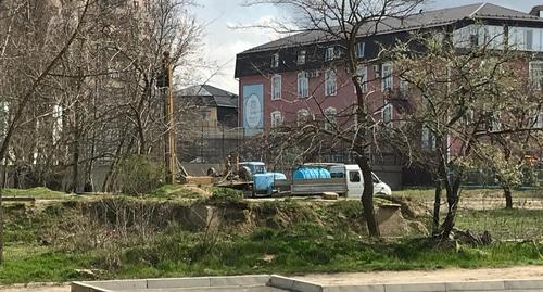 Строительная техника в парке Ленинского комсомола в Махачкале. Фото: Расул Кадиев Строительная техника в парке Ленинского комсомола в Махачкале. Фото: Расул Кадиев
