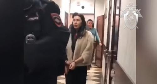 Суд в Краснодаре поместил под стражу пластического хирурга Алену Верди. Скриншот видео: Следственный комитет Российской Федерации https://www.youtube.com/watch?v=F3hyrzcfcDo Суд в Краснодаре поместил под стражу пластического хирурга Алену Верди. Скриншот видео: Следственный комитет Российской Федерации https://www.youtube.com/watch?v=F3hyrzcfcDo