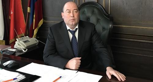 Эльдар Карагишиев. Фото: пресс-служба администрации Бабаюртовского района, http://babaurt.ru/эльдар-карагишиев-поздравил-работни-18/