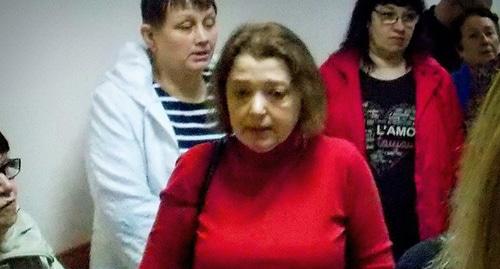 Дольщица Оксана Луценко (в центре) в коридоре Железнодорожного районного суда Ростова-на-Дону. Фото Константина Волгина для "Кавказского узла" Дольщица Оксана Луценко (в центре) в коридоре Железнодорожного районного суда Ростова-на-Дону. Фото Константина Волгина для "Кавказского узла"