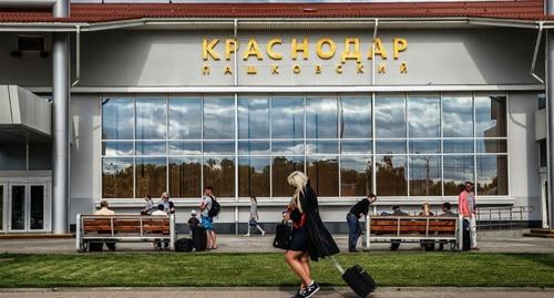 Пассажиры в аэропорту Краснодара. Фото% пресс-службы "Базел аэро". Пассажиры в аэропорту Краснодара. Фото% пресс-службы "Базел аэро".