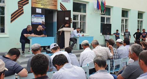 Сход жителей поселка Сулак, 7 июня 2019 года. Фото предоставлено "Кавказскому узлу" председателем Общественного совета поселка Сулак города Махачкалы Казбеком Байтувгановым. Сход жителей поселка Сулак, 7 июня 2019 года. Фото предоставлено "Кавказскому узлу" председателем Общественного совета поселка Сулак города Махачкалы Казбеком Байтувгановым.