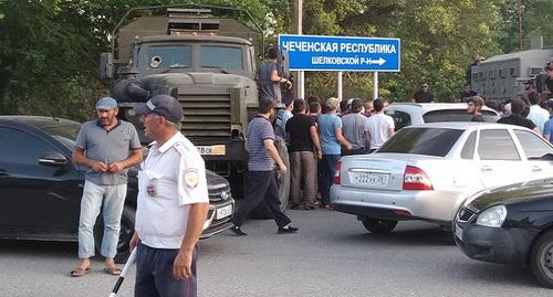 Силовики и участники схода в Кизляре под указателем Чечни. Фото Ильяса Капиева для "Кавказского узла" Силовики и участники схода в Кизляре под указателем Чечни. Фото Ильяса Капиева для "Кавказского узла"