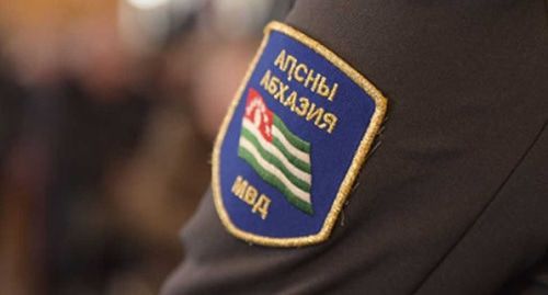 Нарукавный знак сотрудников МВД Абхазии. Фото: Евгений Коренев, sochinews.io Нарукавный знак сотрудников МВД Абхазии. Фото: Евгений Коренев, sochinews.io
