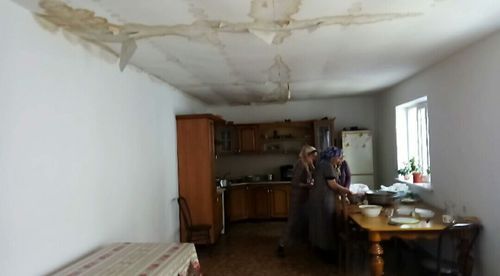 Через испорченную кровлю вода проникла в дома жителей села. Фото Ильяса Капиева для «Кавказского узла» Через испорченную кровлю вода проникла в дома жителей села. Фото Ильяса Капиева для «Кавказского узла»