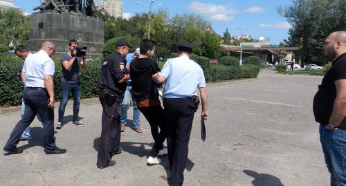 Сотрудники полиции уводят с площади Металлургов в Волгограде ЛГБТ-атикивиста Владислава Погорелова. 12 августа 2019 года. Фото Татьяны Филимоновой для "Кавказского узла" Сотрудники полиции уводят с площади Металлургов в Волгограде ЛГБТ-атикивиста Владислава Погорелова. 12 августа 2019 года. Фото Татьяны Филимоновой для "Кавказского узла"