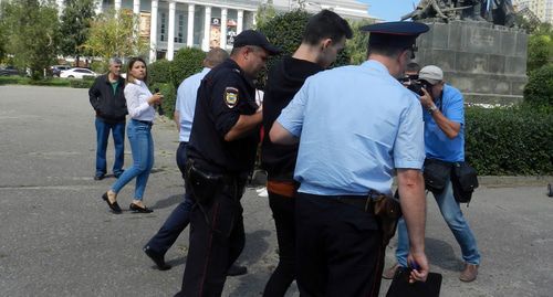 Сотрудники полиции уводят с площади Металлургов в Волгограде ЛГБТ-активиста Владислава Погорелова. Фото Татьяны Филимоновой для "Кавказского узла" Сотрудники полиции уводят с площади Металлургов в Волгограде ЛГБТ-активиста Владислава Погорелова. Фото Татьяны Филимоновой для "Кавказского узла"