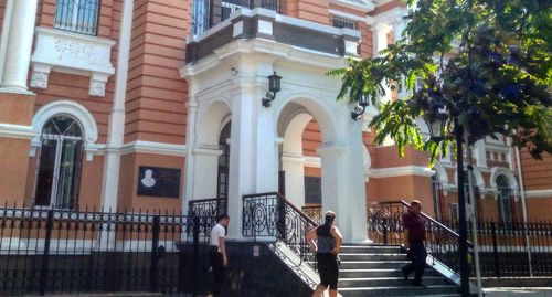 Люди на выходе из Ростовского областного суда, 20 августа 2019 года. Фото Константина Волгина для "Кавказского узла"
Люди на выходе из Ростовского областного суда, 20 августа 2019 года. Фото Константина Волгина для "Кавказского узла"