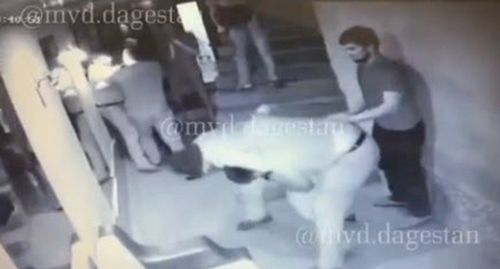 Видеозапись драки со стрельбой. Махачкала. Скриншот видео МВД Дагестана https://05.xn--b1aew.xn--p1ai/news/item/18145224 Видеозапись драки со стрельбой. Махачкала. Скриншот видео МВД Дагестана https://05.xn--b1aew.xn--p1ai/news/item/18145224