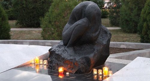 Мемориал памяти жертв теракта в Волгодонске. Фото: Пресс-служба "Блокнот Волгодонска" http://bloknot-volgodonsk.ru/news/v-volgodonske-zazhgli-svechi-v-pamyat-o-19-zhertva-631118 Мемориал памяти жертв теракта в Волгодонске. Фото: Пресс-служба "Блокнот Волгодонска" http://bloknot-volgodonsk.ru/news/v-volgodonske-zazhgli-svechi-v-pamyat-o-19-zhertva-631118