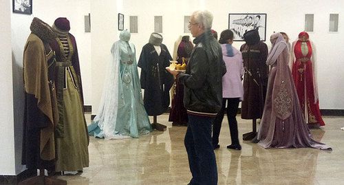 Посетители выставок черкесских костюмов. Нальчик, 28 сентября 2019 года. Фото Людмилы Маратовой для "Кавказского узла".