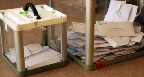 Бюллетени и урна для голосования в Грузии. Фото Инны Кукуджановой для "Кавказского узла". Бюллетени и урна для голосования в Грузии. Фото Инны Кукуджановой для "Кавказского узла".