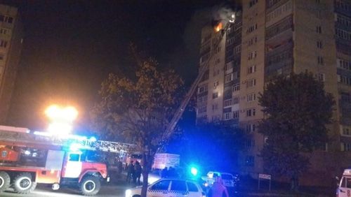 Сотрудники МЧС во время ликвидации пожара в городе Ставрополь на улице Доваторцев. Фото: ГУ МЧС РФ по по Ставропольскому краю. https://26.mchs.gov.ru/ Сотрудники МЧС во время ликвидации пожара в городе Ставрополь на улице Доваторцев. Фото: ГУ МЧС РФ по по Ставропольскому краю. https://26.mchs.gov.ru/
