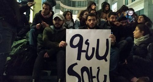 Участники акции с плакатом "Иди домой!" Фото Тиграна Петросяна для "Кавказского узла"