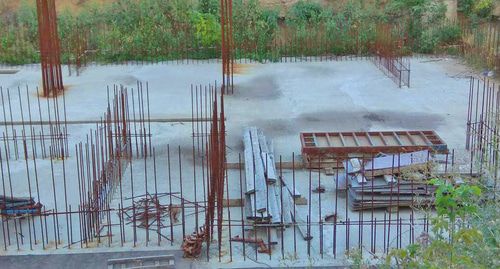 Фундамент домов на улицах Менделеева 53а в 2019 году в городе Аксае Ростовской области. Фото Валерия Люгаева для "Кавказского узла" Фундамент домов на улицах Менделеева 53а в 2019 году в городе Аксае Ростовской области. Фото Валерия Люгаева для "Кавказского узла"