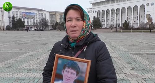 Юмабике Адильгереева, мать убитого Эрадиля Асанова во время пикета в Махачкале. 6 февраля 2018 г. Стоп-кадр видео канала YouTube "Caucasian Knot" https://www.youtube.com/watch?v=Uwky0niKL6E&feature=emb_logo Юмабике Адильгереева, мать убитого Эрадиля Асанова во время пикета в Махачкале. 6 февраля 2018 г. Стоп-кадр видео канала YouTube "Caucasian Knot" https://www.youtube.com/watch?v=Uwky0niKL6E&feature=emb_logo