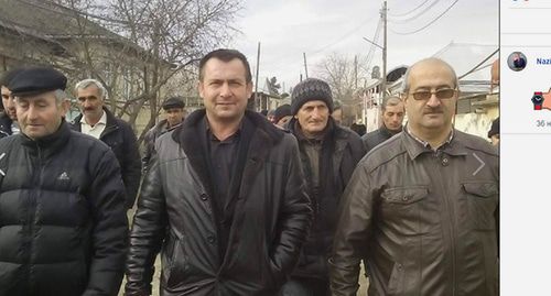 Арзуман Гурбанов (в центре). Стоп-кадр с личной страницы Facebook https://www.facebook.com/arzuman.qurbanov.39