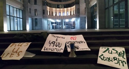 Плакаты на ступеньках в правительственный корпус: (слева на право) "Проармянский!", "Требуется министр!", "Нет антинациональным грантам!" и "Уходи с честью!" . 8 ноября 2019 года. Фото Тиграна Петросяна для "Кавказского узла"