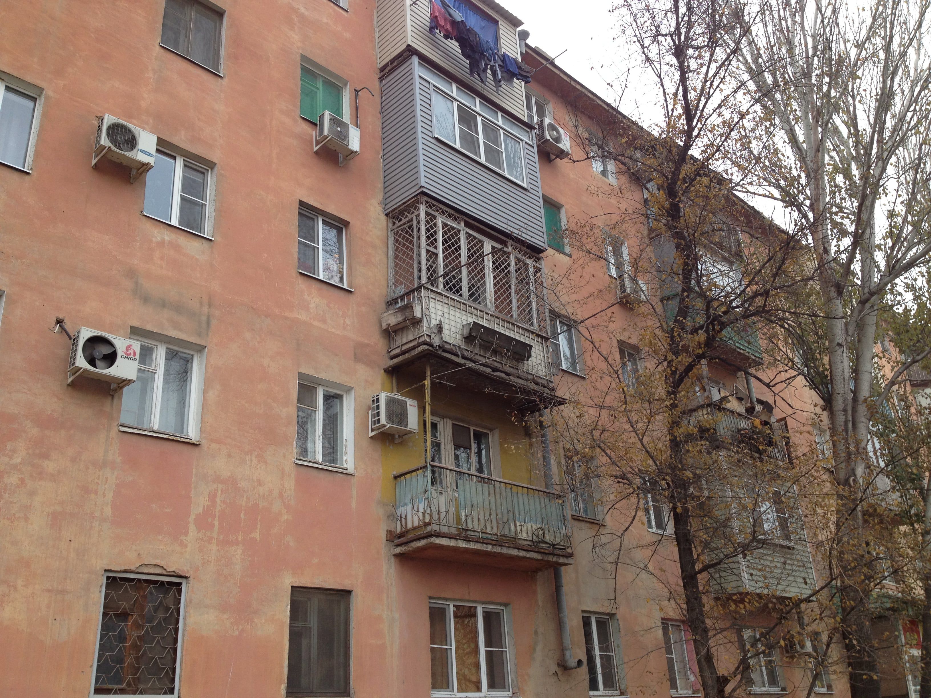 Дом на улице Яблочкова в Астрахани, где 17 ноября обрушился балкон. Фото Алены Садовской для "Кавказского узла"