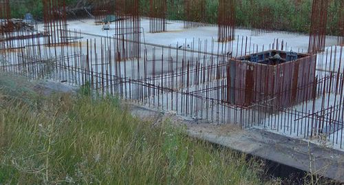 Фундамент домов на улицах Менделеева 53а в 2019 году в городе Аксае Ростовской области. Фото Валерия Люгаева для "Кавказского узла" Фундамент домов на улицах Менделеева 53а в 2019 году в городе Аксае Ростовской области. Фото Валерия Люгаева для "Кавказского узла"