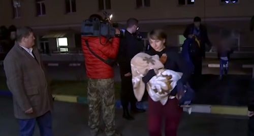 Вывезенные из Ирака дети после приземления самолета в России. Стоп-кадр видео канала ЧГТРК "Грозный" https://www.youtube.com/watch?time_continue=120&v=o-NCkBRMVx0&feature=emb_logo Вывезенные из Ирака дети после приземления самолета в России. Стоп-кадр видео канала ЧГТРК "Грозный" https://www.youtube.com/watch?time_continue=120&v=o-NCkBRMVx0&feature=emb_logo