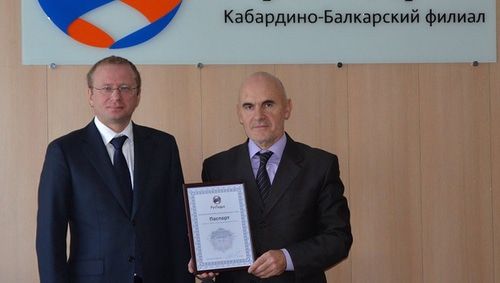 Мурадин Мисиров (справа). Фото пресс-службы ПАО "РусГидро" http://www.rushydro.ru/press/holding-news/88936.html Мурадин Мисиров (справа). Фото пресс-службы ПАО "РусГидро" http://www.rushydro.ru/press/holding-news/88936.html