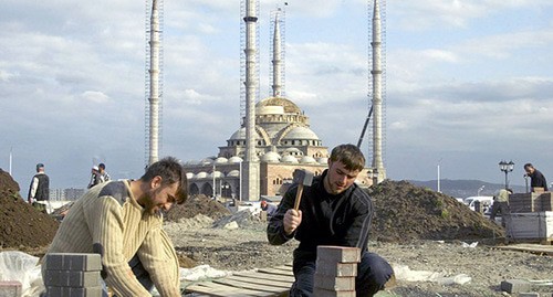 Строительство мечети в Грозном. Апрель 2007 г. Фото: REUTERS/Said Tsarnayev