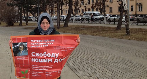 Астраханка провела пикет против политических репрессий. Фото Алены Садовской для "Кавказского узла" Астраханка провела пикет против политических репрессий. Фото Алены Садовской для "Кавказского узла"