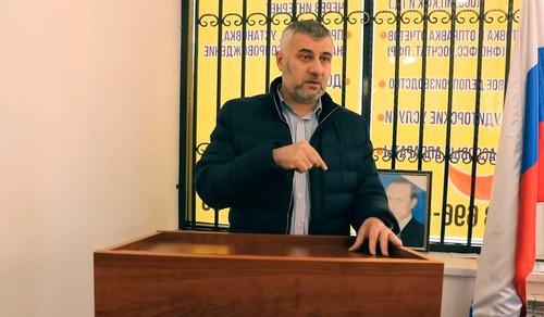 Выступление Бараха Чемурзиева на заседании Совета тейпов ингушского народа. Стоп-кадр из видео на Youtube-канале «Совет тейпов Республики Ингушетия». https://www.youtube.com/watch?v=8fr6C2Gaa4w&list=PL3RHYsScb9il6p-z28JcUxtJUY7mtafdM
 
