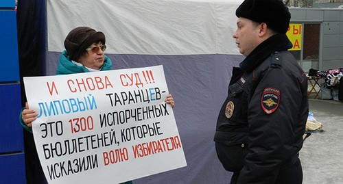Пенсионерка Валентина Михайловна общается с сотрудником полиции во время одиночного пикета. Фото Татьяны Филимоновой для "Кавказского узла" Пенсионерка Валентина Михайловна общается с сотрудником полиции во время одиночного пикета. Фото Татьяны Филимоновой для "Кавказского узла"